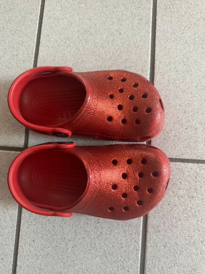 Crocs Clogs Mädchen rot Glitzer Größe 24-26 (8/9) in Stolberg (Rhld)