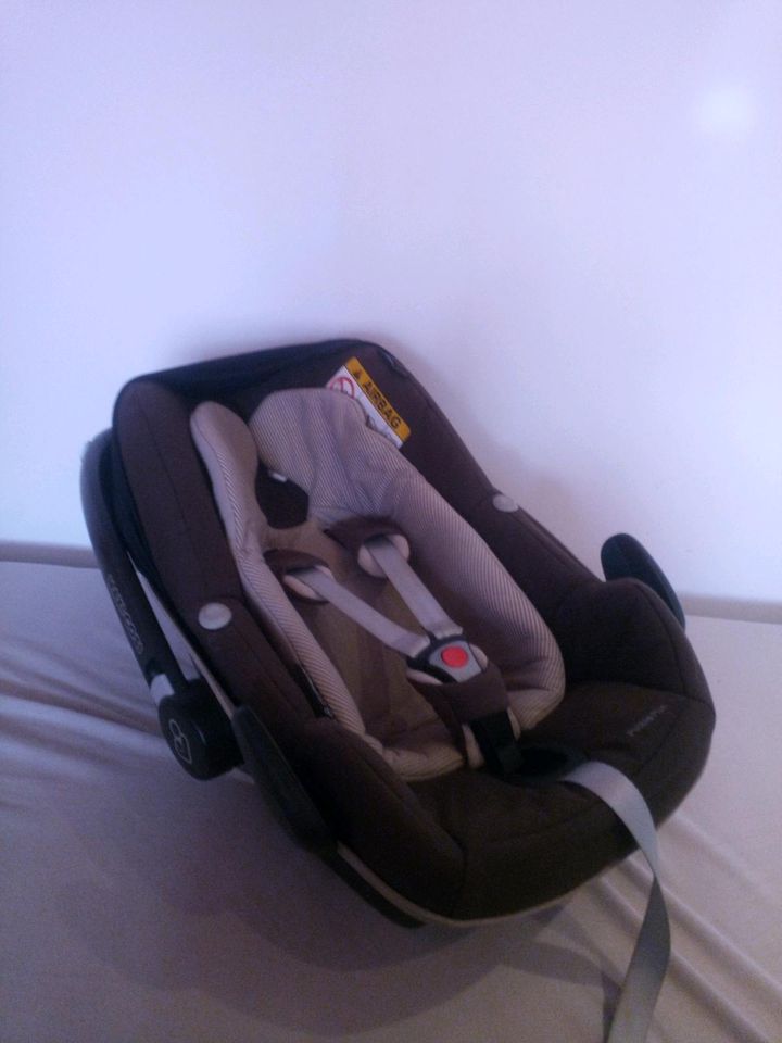 Babyschale Maxi Cosi Pebble braun in Bamberg