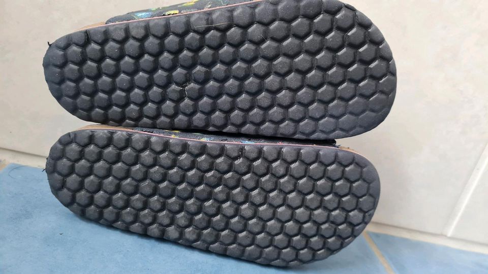 Hausschuhe schlappen puschen sandalen 32 schmetterling in Schwanewede