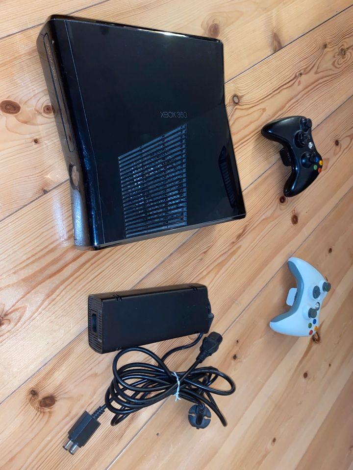 Xbox 360 Slim und 2 Controller, voll funktionsfähig in Berlin