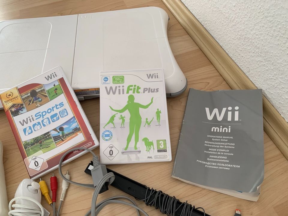 Nintendo Wii mini mit Zubehör und Balance Board in Reichelsheim (Odenwald)