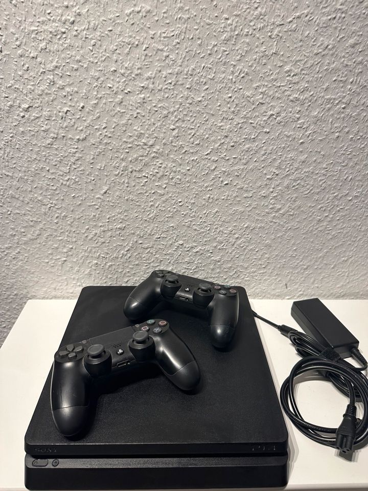 PlayStation 4 Slim 500GB gebraucht 2 Controller in Trier