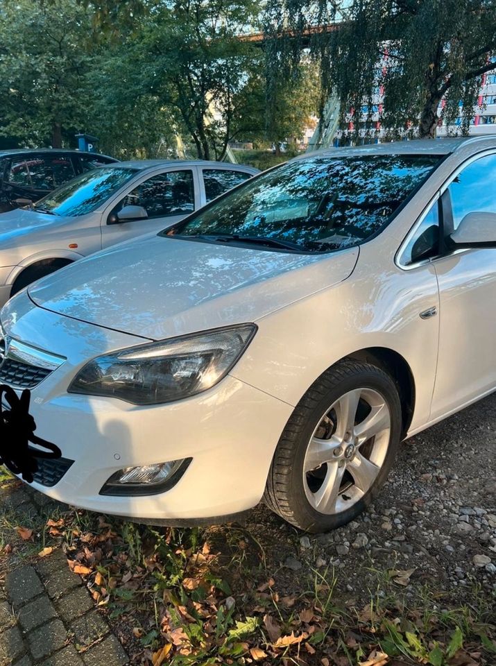 Opel Astra Sports Tourer in Wuppertal