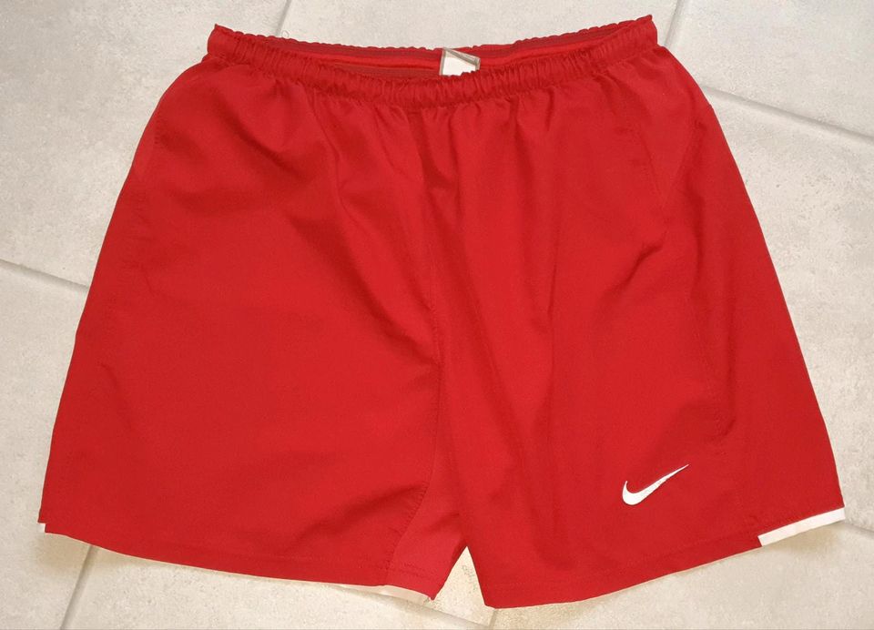 Nike Hose Gr. XL (188) rot in Wiesbaden