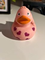 Badeente Quietscheente Rosa mit Herzchen auf Schnabels Berlin - Neukölln Vorschau