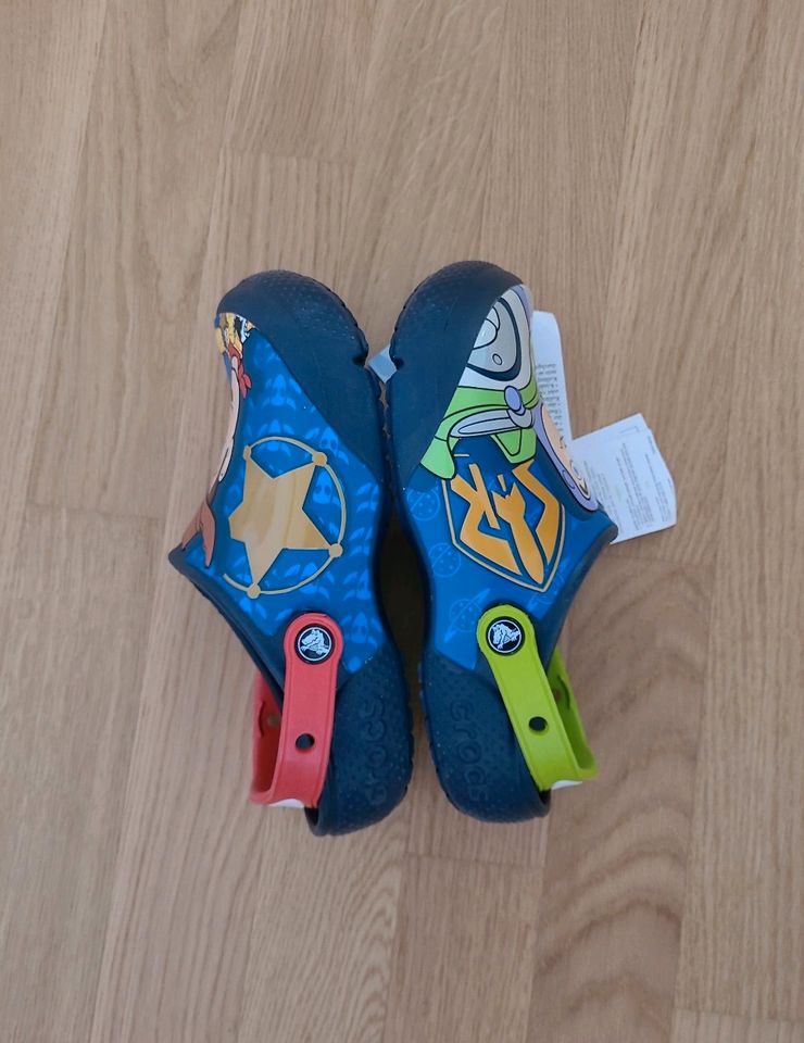 NEU Crocs Gr. J3 / 34-35 Toy Story Clogs Gartenschuhe Hausschuhe in Hannover