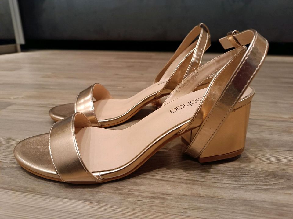 Boohoo Sandalen *rosegold Größe 38 neu in Gräfendorf