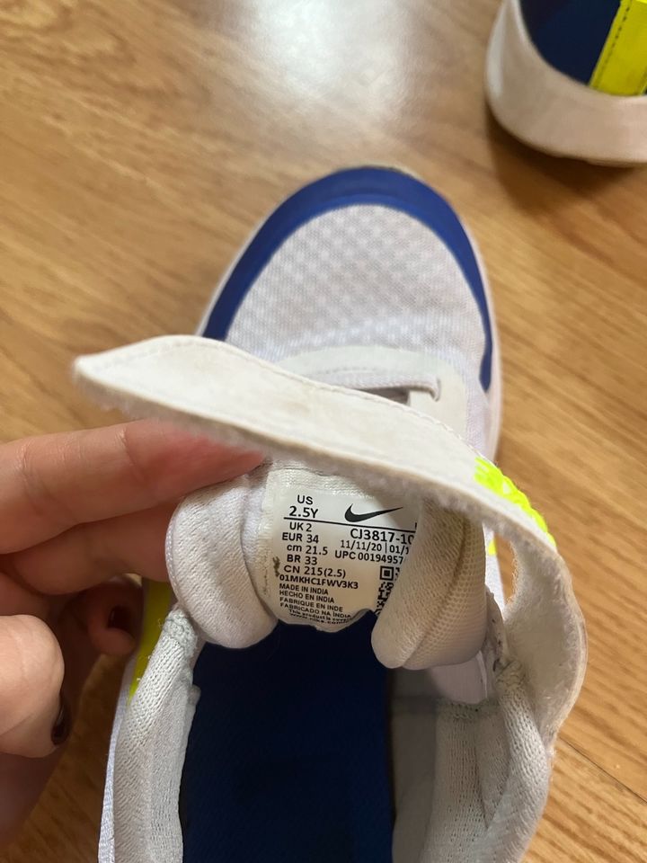Nike Sneaker Kinder weiß Neon Gr. 34 in Geretsried
