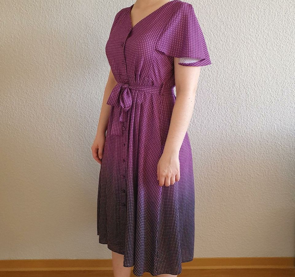 Midi-Kleid mit kurzen Ärmeln, lila mit Farbverlauf in Greifswald