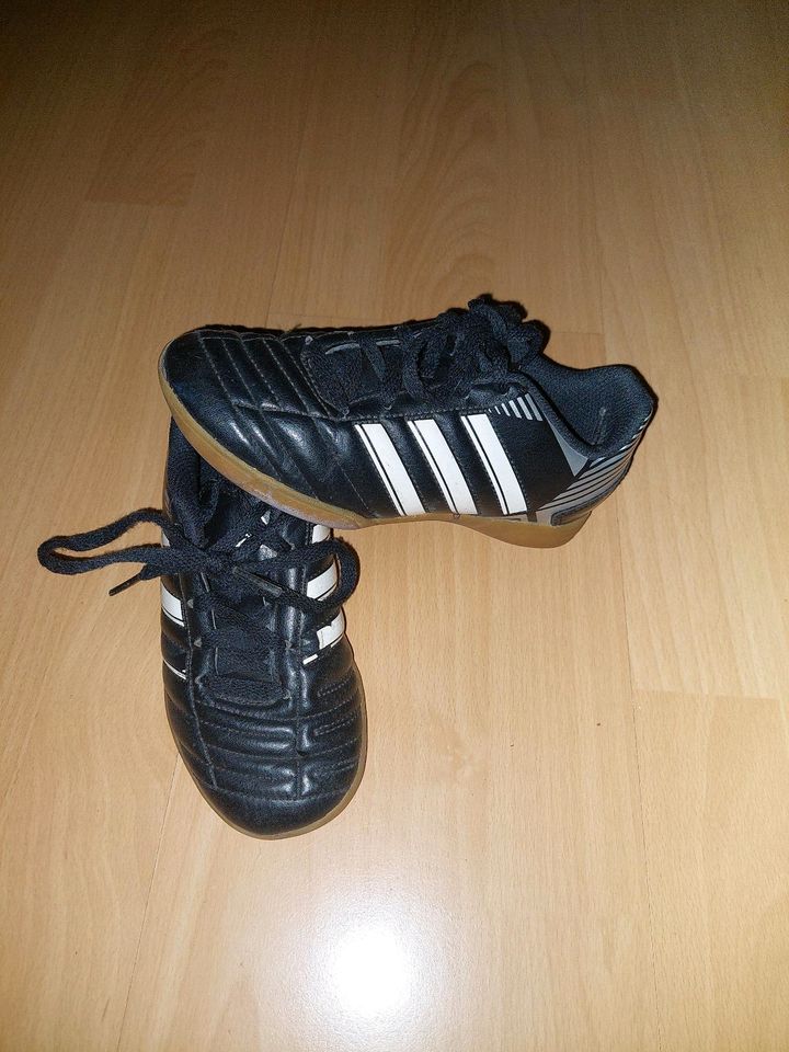 Adidas Fußballschuhe Kinder 31 schwarz in Berlin