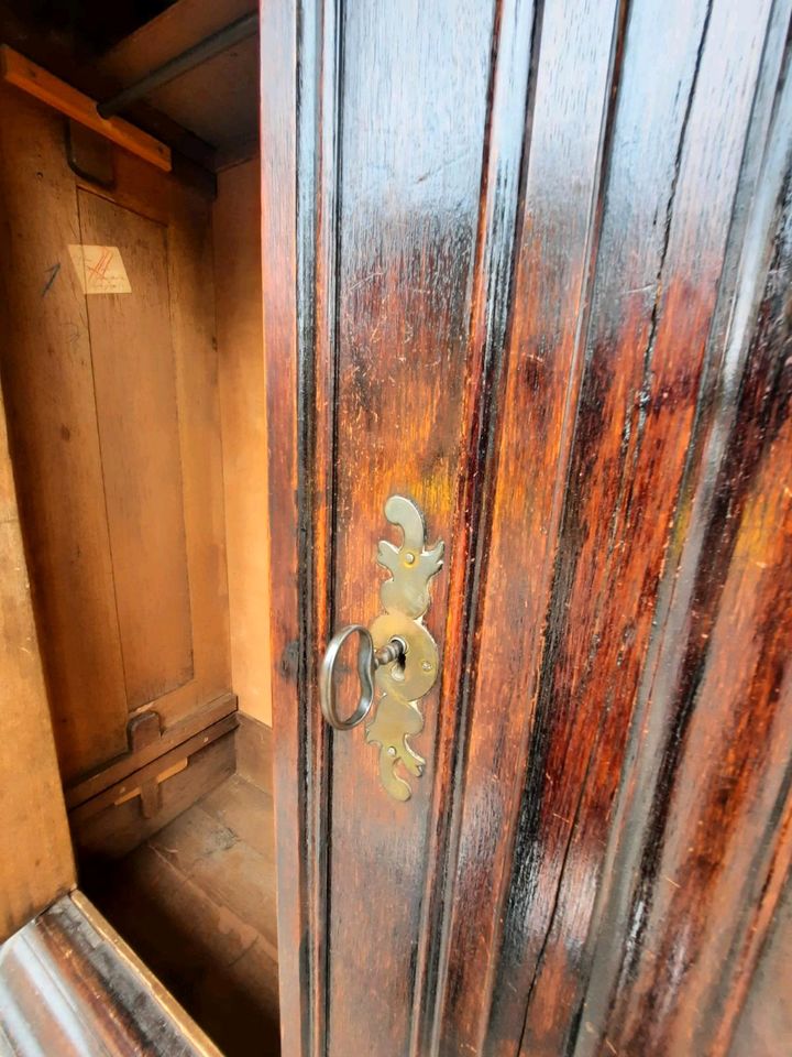 Antik Eichenholz Schrank Kleiderschrank Spätbarock Massiv Holz in Groß-Gerau