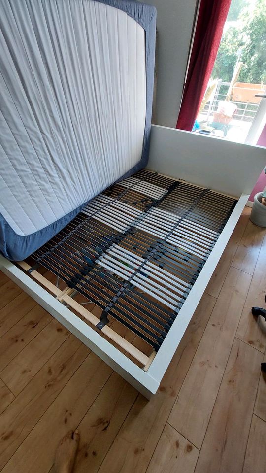 Bett mit Mattress (140 x 200 cm) zu verkaufen in Bonn