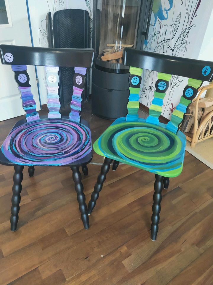 2 Holzstühle in kräftigen Farben bemalt in Bad Nauheim