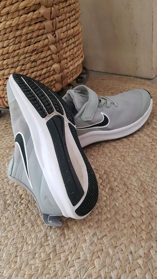 Nike Kinder Schuhe ,Sehr Guter Zustand Gr: 33 , Kaum getragen in Moers