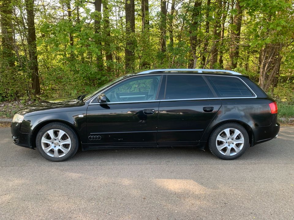 Audi A4 2,0T Quattro Avant 200PS AHK Leder Schiebedach uvm. in Ingolstadt