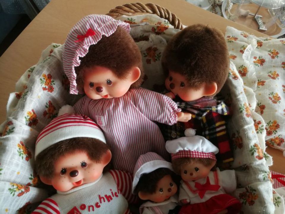 Monchhichi Sammlung Puppen Kleidung Möbel Zubehör Bett / CD in Friedrichsdorf