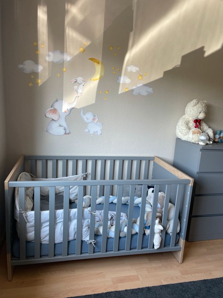Babybett / Kinderbett inkl Matratze und Zusatzteilen in Roßdorf