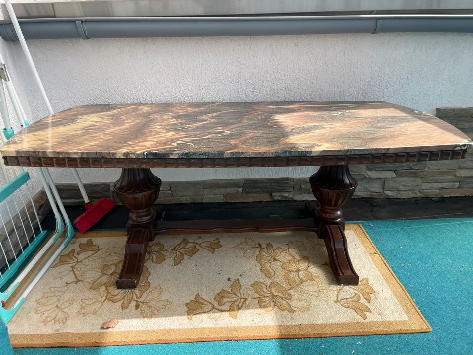 Tisch mit Marmorplatte in Kassel