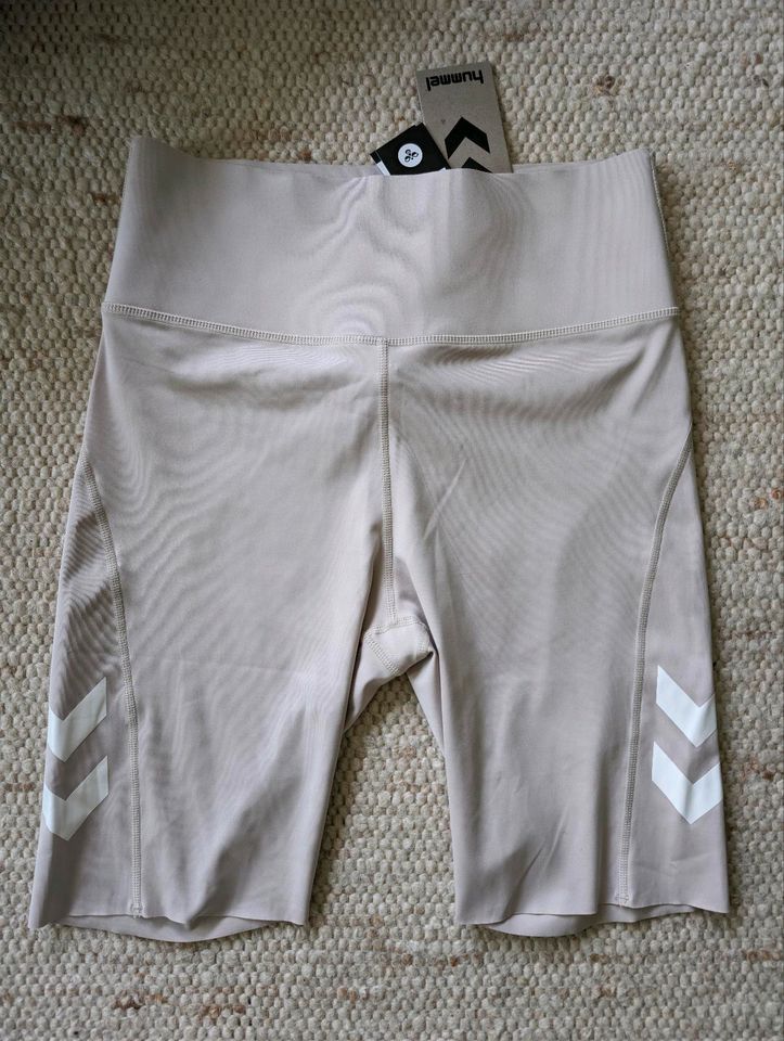 Hummel Sport short tight Creme beige in Hösbach