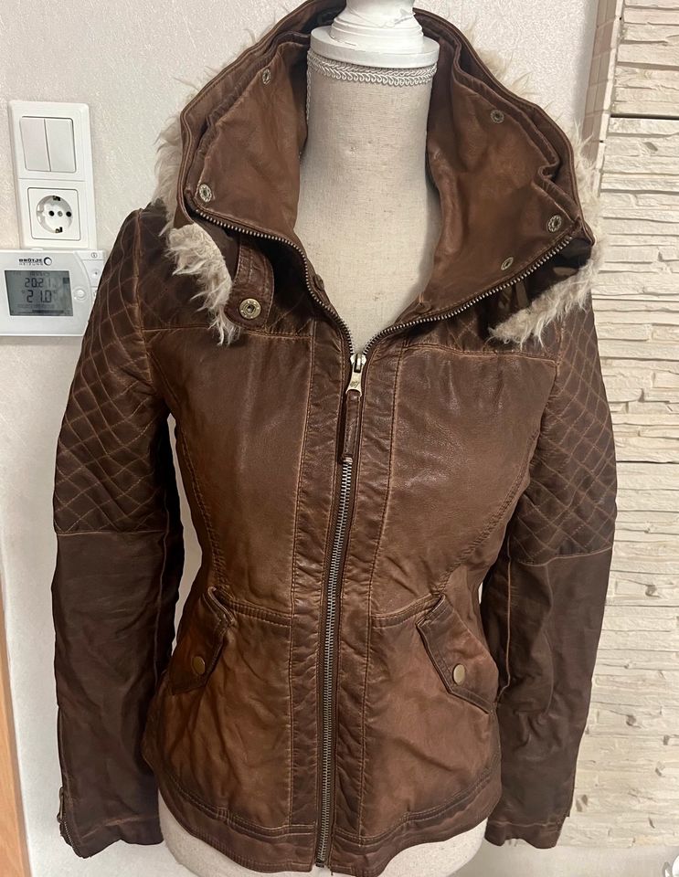 Braune Vintage Lederjacke PU mit Fellkragen von Zara in Gladbeck