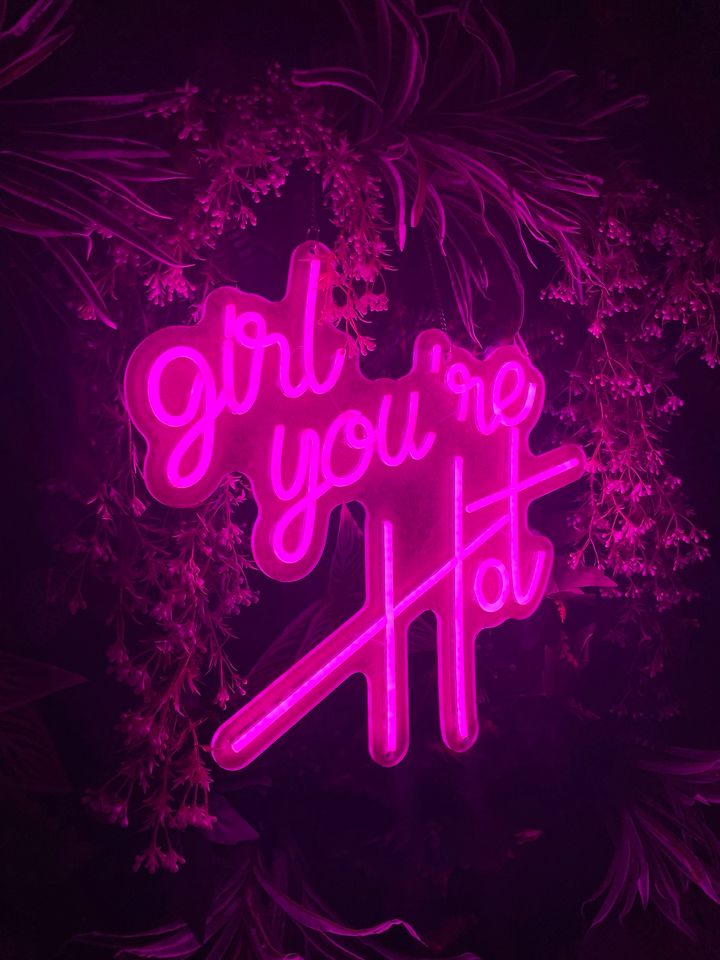 GIRL YOU‘RE HOT LED Schild NEON Pink Dimmbar 50 X 47 NEU in Hamburg