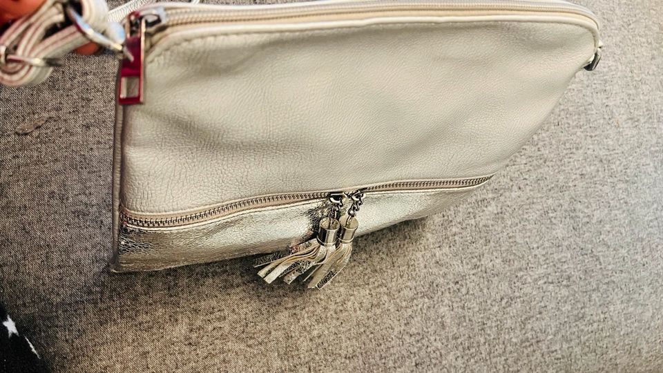 Schultertasche Silber sehr modern. in Gelsenkirchen