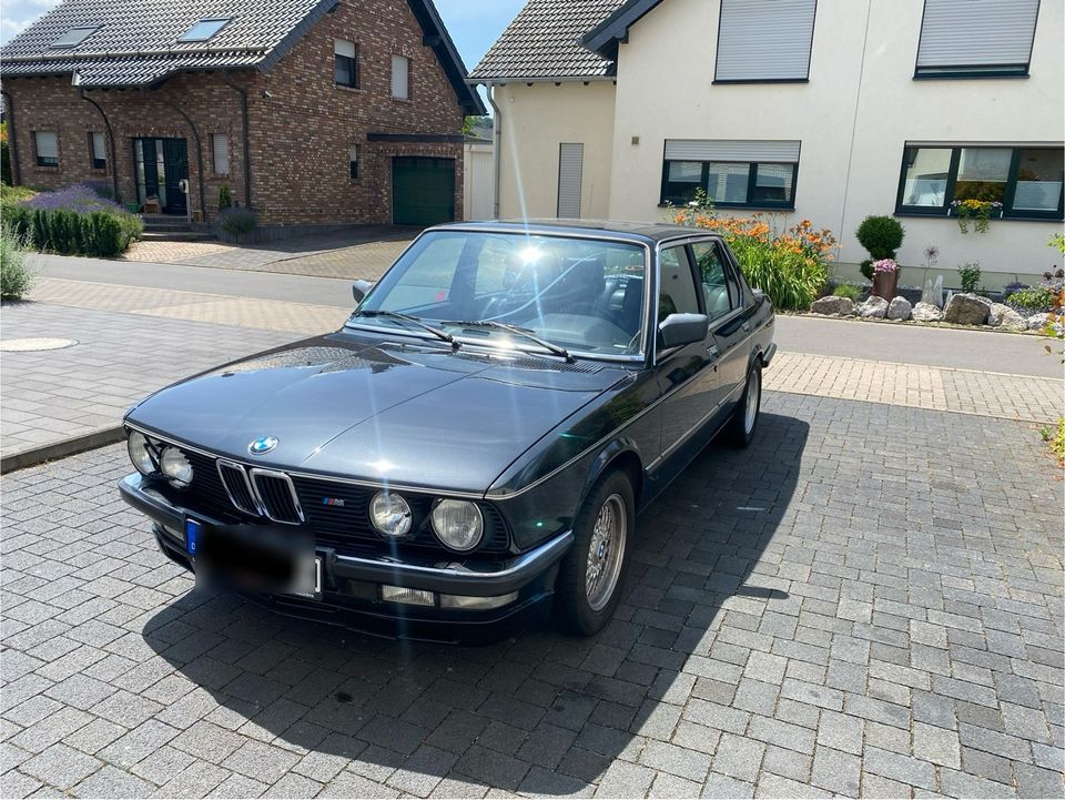 BMW E28 524td von 1986 mit H-Zulassung und M-Paket in Köln