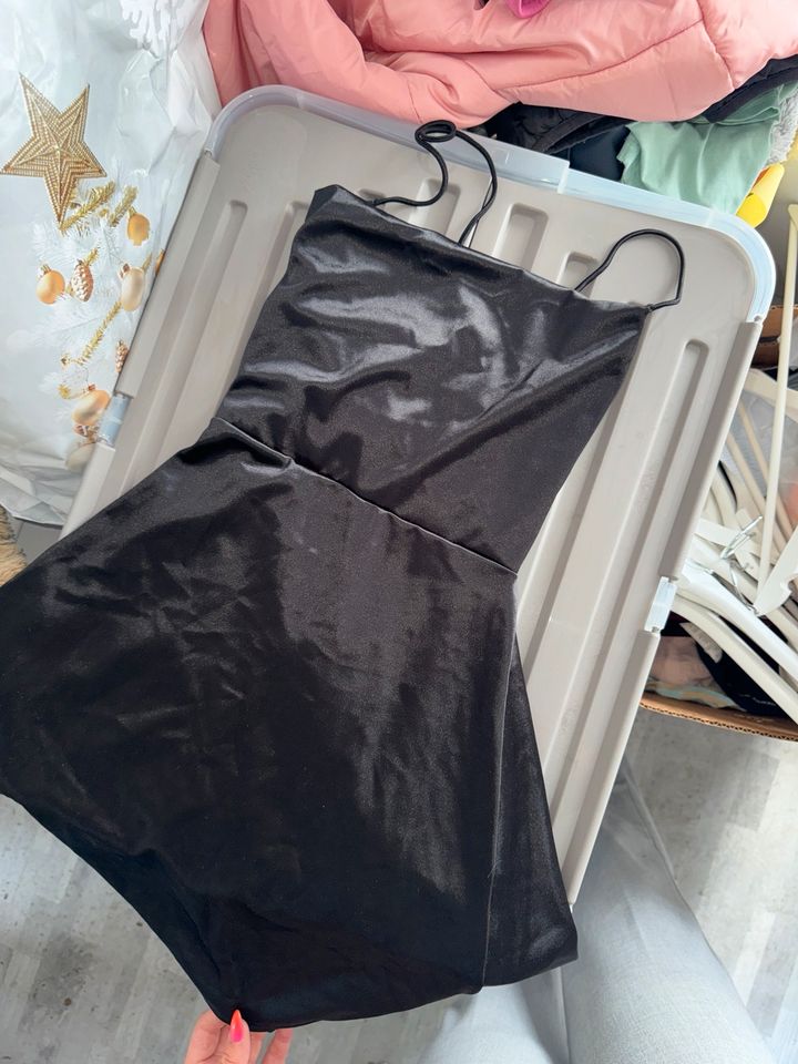 Schwarzes Kleid mit schnürrbaren Rücken in Radebeul
