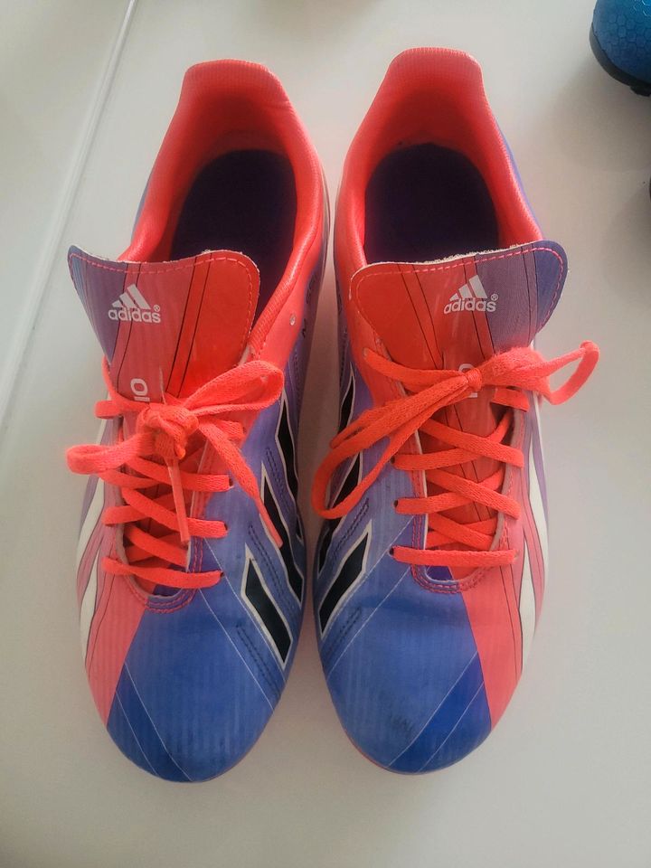 AdidasFussball schuhe in Wesseling