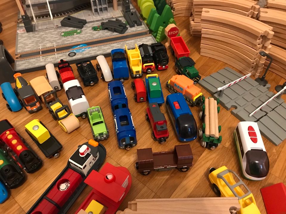 Großes holzeisenbahn paket - Brio/ Ikea/ playtive in Hamburg