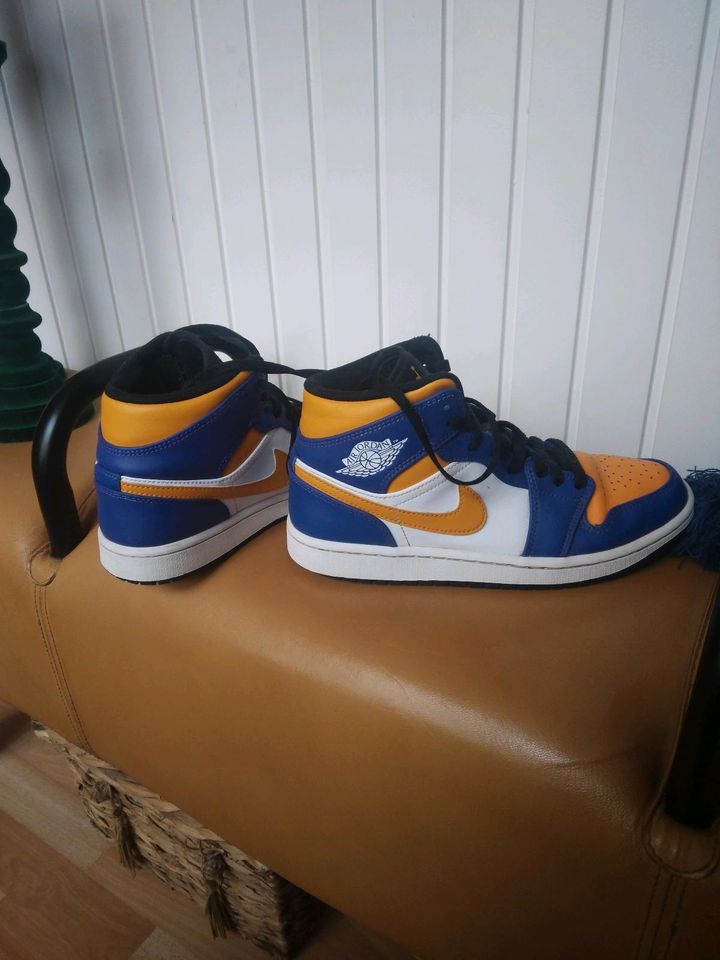 Nike Jordan Lakers mid gr.40 in Duisburg