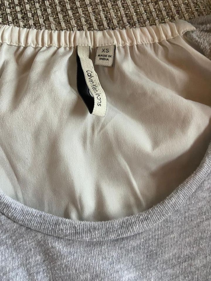 CALVIN KLEIN Sweater Bluse Größe XS grau weiß CK in Manching