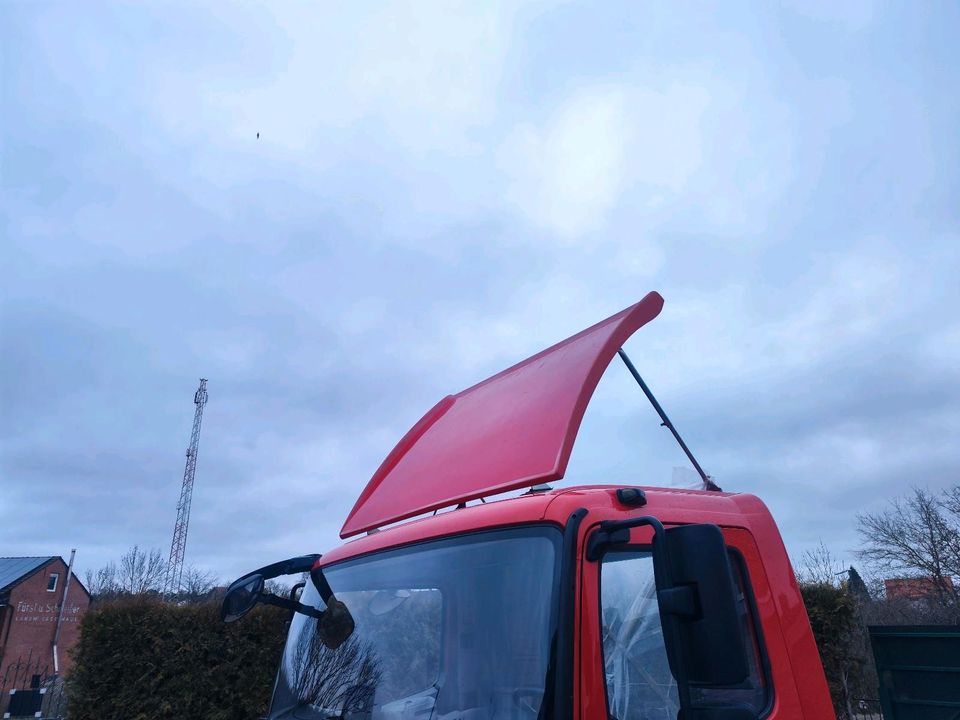 Windabweiser Spoiler von einem Mercedes Atego in Hagenbüchach