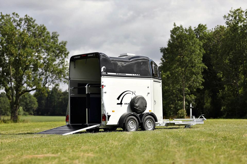 HAUSMESSEPREISE PFERDEANHÄNGER CHEVAL LIBERTE, CARELINER in Bremen