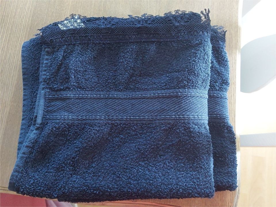 Handtücher 2Stk dunkelblau mit Spitze Landhausstil zusammen 4 € in Berlin