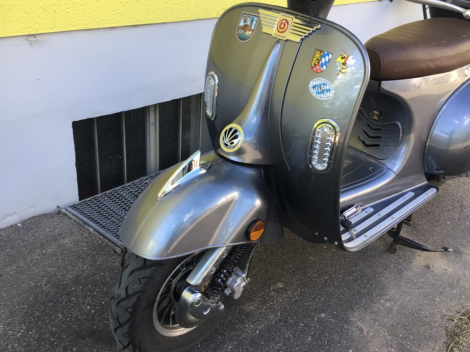 Elektro Roller 45 km/h Vespa Retro Optik neuwertig 1200€ in Bad Abbach