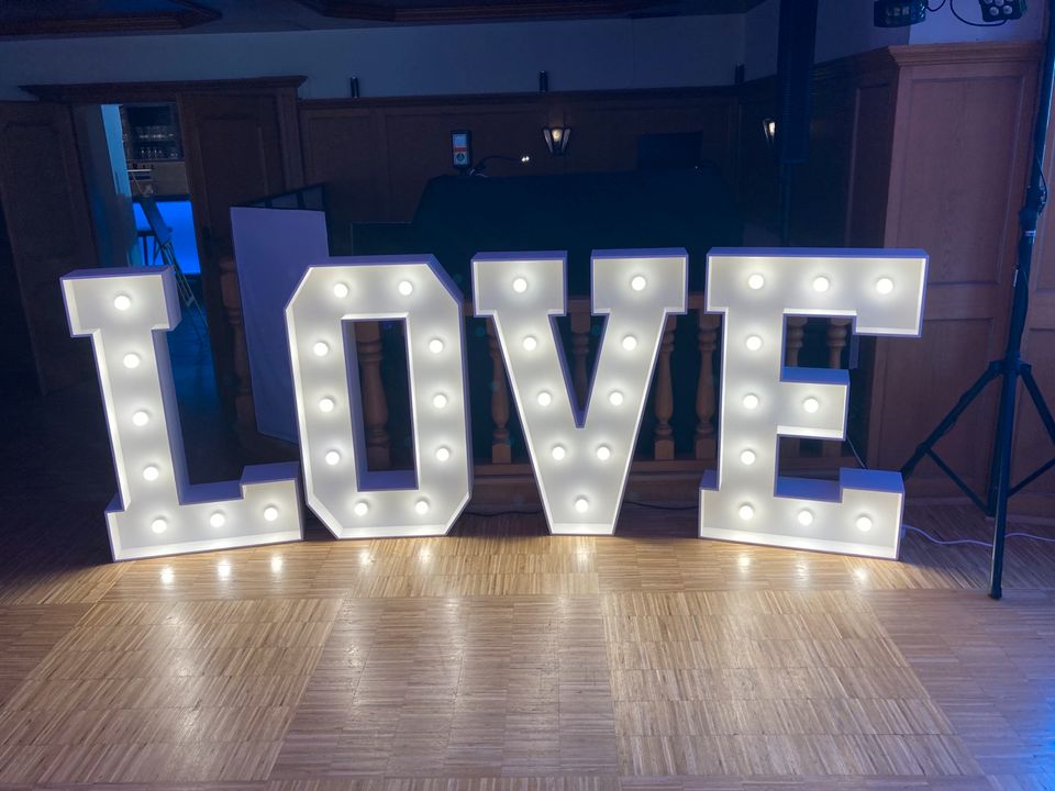 XXL Leuchtbuchstaben LOVE zur Hochzeit mieten in Erding