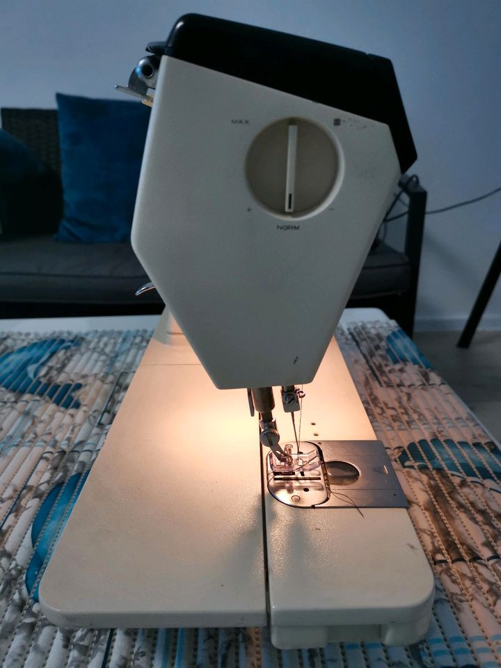 Nähmaschine SINGER Futura MODELL 1100  DEFEKT in Berlin