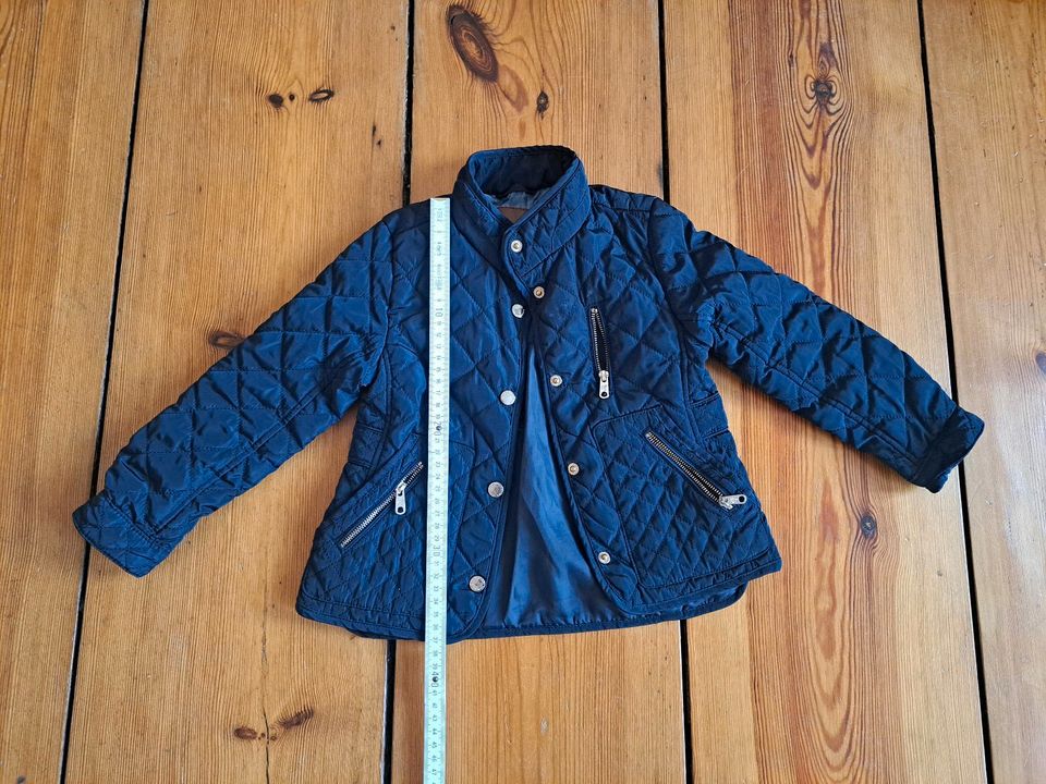 Eine elegante Steppjacke von Zara,  Gr 104 in Berlin