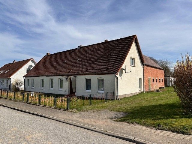 Sanierungsbedürftiges Wohnhaus mit Nebengelass in ruhiger Dorflage in Lützow