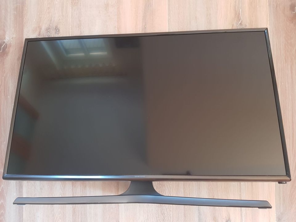 SAMSUNG smart TV schwarz 32 Zoll in Langwedel