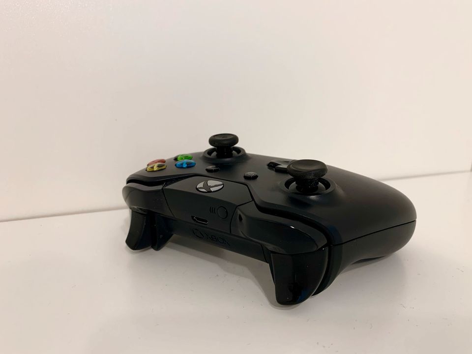 Microsoft Xbox One X 1TB Konsole, schwarz, Standard Edition in Schwarzenbruck
