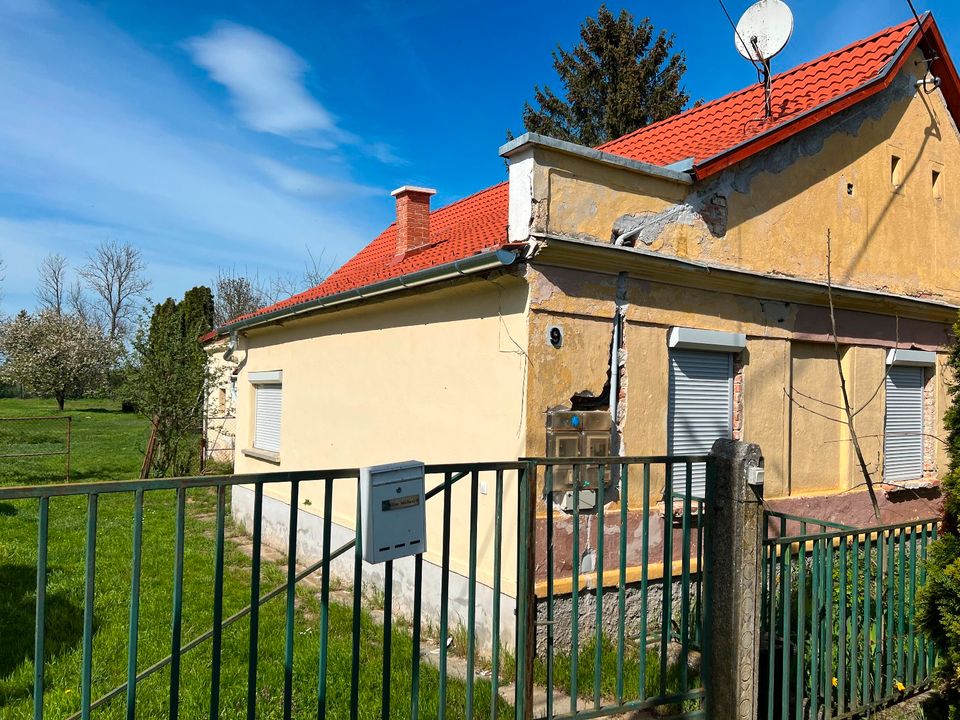 Ungarn – Häuschen nahe der österreichischen Grenze, neben dem Thermalkurort Bükfürdö in Berlin
