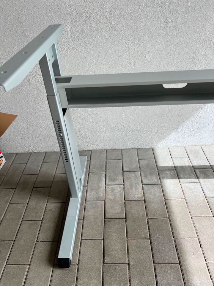 hochwertiges Tischgestell mit Kabelkanal für großen Bürotisch in Igersheim