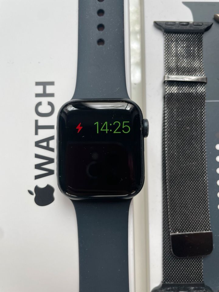 Apple Watch SE 40 mm Midnight Blue GPS + extra Armbänder in Nürnberg (Mittelfr)