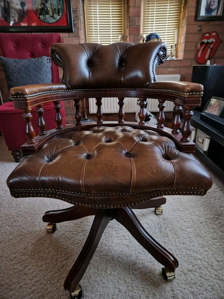 Englischer Captain's Chair Chesterfield Braun in Leder in Velten