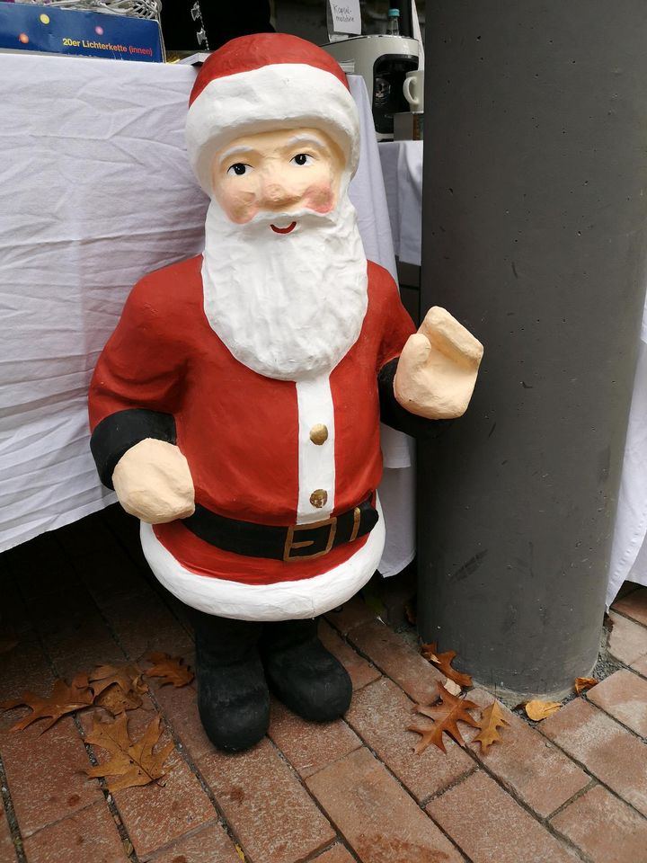 Weihnachtsmann XXL aus Pappmache in Bonn