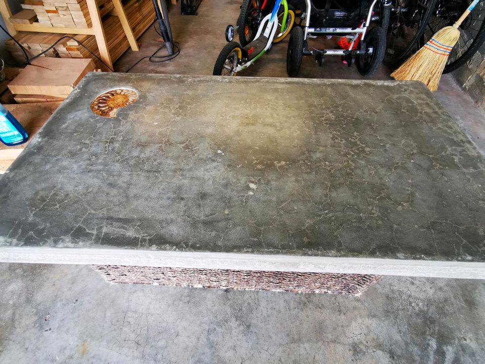 Tischplatte aus Beton in Forst