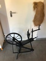 Antikes Spinnrad mit Wolle Niedersachsen - Steimbke Vorschau