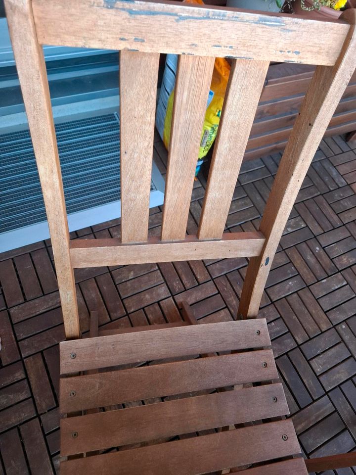 Balkonset mit Tisch und 2 Stühlen in Erding